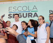 O governador Carlos Massa Ratinho Junior lança nesta quarta-feira (11) o programa Escola Segura na Região Metropolitana de Curitiba. Serão beneficiadas 40 escolas da região de nove municípios. Presentes: prefeito em exercício de São José dos Pinhais, Tiago Buhrer; secretários: de Educação, Renato Feder; de segurança pública, cel. Romulo Soares; comandante da PMPR, cel. Péricles de Matos; entre outros.Curitiba, 11-09-19.Foto: Arnaldo Alves / AEN.