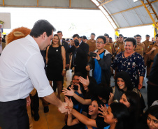 O programa Escola Segura, iniciativa do Governo do Paraná para ampliar a proteção de alunos e professores da rede estadual, está implantado em 40 colégios estaduais da Grande Curitiba, contando com 77 policiais militares da reserva. O lançamento oficial na região foi feito nesta quarta-feira (11) pelo governador Carlos Massa Ratinho Junior. No Paraná, o programa já beneficia alunos e professores de 71 colégios estaduais e conta com a atuação de 126 policiais militares.