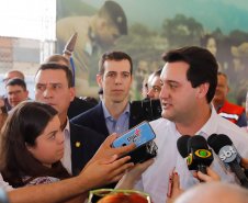 O programa Escola Segura, iniciativa do Governo do Paraná para ampliar a proteção de alunos e professores da rede estadual, está implantado em 40 colégios estaduais da Grande Curitiba, contando com 77 policiais militares da reserva. O lançamento oficial na região foi feito nesta quarta-feira (11) pelo governador Carlos Massa Ratinho Junior. No Paraná, o programa já beneficia alunos e professores de 71 colégios estaduais e conta com a atuação de 126 policiais militares.