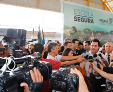 O programa Escola Segura, iniciativa do Governo do Paraná para ampliar a proteção de alunos e professores da rede estadual, está implantado em 40 colégios estaduais da Grande Curitiba, contando com 77 policiais militares da reserva. O lançamento oficial na região foi feito nesta quarta-feira (11) pelo governador Carlos Massa Ratinho Junior. No Paraná, o programa já beneficia alunos e professores de 71 colégios estaduais e conta com a atuação de 126 policiais militares.