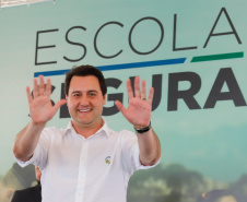 O programa Escola Segura, iniciativa do Governo do Paraná para ampliar a proteção de alunos e professores da rede estadual, está implantado em 40 colégios estaduais da Grande Curitiba, contando com 77 policiais militares da reserva. O lançamento oficial na região foi feito nesta quarta-feira (11) pelo governador Carlos Massa Ratinho Junior. No Paraná, o programa já beneficia alunos e professores de 71 colégios estaduais e conta com a atuação de 126 policiais militares.