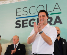 O programa Escola Segura, iniciativa do Governo do Paraná para ampliar a proteção de alunos e professores da rede estadual, está implantado em 40 colégios estaduais da Grande Curitiba, contando com 77 policiais militares da reserva. O lançamento oficial na região foi feito nesta quarta-feira (11) pelo governador Carlos Massa Ratinho Junior. No Paraná, o programa já beneficia alunos e professores de 71 colégios estaduais e conta com a atuação de 126 policiais militares.