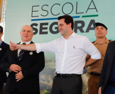 O programa Escola Segura, iniciativa do Governo do Paraná para ampliar a proteção de alunos e professores da rede estadual, está implantado em 40 colégios estaduais da Grande Curitiba, contando com 77 policiais militares da reserva. O lançamento oficial na região foi feito nesta quarta-feira (11) pelo governador Carlos Massa Ratinho Junior. No Paraná, o programa já beneficia alunos e professores de 71 colégios estaduais e conta com a atuação de 126 policiais militares.