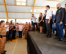 O programa Escola Segura, iniciativa do Governo do Paraná para ampliar a proteção de alunos e professores da rede estadual, está implantado em 40 colégios estaduais da Grande Curitiba, contando com 77 policiais militares da reserva. O lançamento oficial na região foi feito nesta quarta-feira (11) pelo governador Carlos Massa Ratinho Junior. No Paraná, o programa já beneficia alunos e professores de 71 colégios estaduais e conta com a atuação de 126 policiais militares.