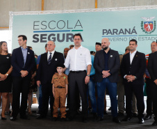 O programa Escola Segura, iniciativa do Governo do Paraná para ampliar a proteção de alunos e professores da rede estadual, está implantado em 40 colégios estaduais da Grande Curitiba, contando com 77 policiais militares da reserva. O lançamento oficial na região foi feito nesta quarta-feira (11) pelo governador Carlos Massa Ratinho Junior. No Paraná, o programa já beneficia alunos e professores de 71 colégios estaduais e conta com a atuação de 126 policiais militares.