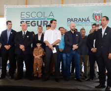 O programa Escola Segura, iniciativa do Governo do Paraná para ampliar a proteção de alunos e professores da rede estadual, está implantado em 40 colégios estaduais da Grande Curitiba, contando com 77 policiais militares da reserva. O lançamento oficial na região foi feito nesta quarta-feira (11) pelo governador Carlos Massa Ratinho Junior. No Paraná, o programa já beneficia alunos e professores de 71 colégios estaduais e conta com a atuação de 126 policiais militares.