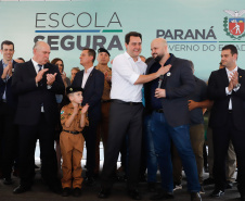 O programa Escola Segura, iniciativa do Governo do Paraná para ampliar a proteção de alunos e professores da rede estadual, está implantado em 40 colégios estaduais da Grande Curitiba, contando com 77 policiais militares da reserva. O lançamento oficial na região foi feito nesta quarta-feira (11) pelo governador Carlos Massa Ratinho Junior. No Paraná, o programa já beneficia alunos e professores de 71 colégios estaduais e conta com a atuação de 126 policiais militares.