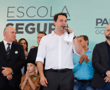 O programa Escola Segura, iniciativa do Governo do Paraná para ampliar a proteção de alunos e professores da rede estadual, está implantado em 40 colégios estaduais da Grande Curitiba, contando com 77 policiais militares da reserva. O lançamento oficial na região foi feito nesta quarta-feira (11) pelo governador Carlos Massa Ratinho Junior. No Paraná, o programa já beneficia alunos e professores de 71 colégios estaduais e conta com a atuação de 126 policiais militares.