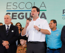 O programa Escola Segura, iniciativa do Governo do Paraná para ampliar a proteção de alunos e professores da rede estadual, está implantado em 40 colégios estaduais da Grande Curitiba, contando com 77 policiais militares da reserva. O lançamento oficial na região foi feito nesta quarta-feira (11) pelo governador Carlos Massa Ratinho Junior. No Paraná, o programa já beneficia alunos e professores de 71 colégios estaduais e conta com a atuação de 126 policiais militares.