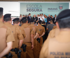 O programa Escola Segura, iniciativa do Governo do Paraná para ampliar a proteção de alunos e professores da rede estadual, está implantado em 40 colégios estaduais da Grande Curitiba, contando com 77 policiais militares da reserva. O lançamento oficial na região foi feito nesta quarta-feira (11) pelo governador Carlos Massa Ratinho Junior. No Paraná, o programa já beneficia alunos e professores de 71 colégios estaduais e conta com a atuação de 126 policiais militares.