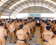 O programa Escola Segura, iniciativa do Governo do Paraná para ampliar a proteção de alunos e professores da rede estadual, está implantado em 40 colégios estaduais da Grande Curitiba, contando com 77 policiais militares da reserva. O lançamento oficial na região foi feito nesta quarta-feira (11) pelo governador Carlos Massa Ratinho Junior. No Paraná, o programa já beneficia alunos e professores de 71 colégios estaduais e conta com a atuação de 126 policiais militares.