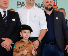 O programa Escola Segura, iniciativa do Governo do Paraná para ampliar a proteção de alunos e professores da rede estadual, está implantado em 40 colégios estaduais da Grande Curitiba, contando com 77 policiais militares da reserva. O lançamento oficial na região foi feito nesta quarta-feira (11) pelo governador Carlos Massa Ratinho Junior. No Paraná, o programa já beneficia alunos e professores de 71 colégios estaduais e conta com a atuação de 126 policiais militares.