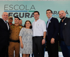 O programa Escola Segura, iniciativa do Governo do Paraná para ampliar a proteção de alunos e professores da rede estadual, está implantado em 40 colégios estaduais da Grande Curitiba, contando com 77 policiais militares da reserva. O lançamento oficial na região foi feito nesta quarta-feira (11) pelo governador Carlos Massa Ratinho Junior. No Paraná, o programa já beneficia alunos e professores de 71 colégios estaduais e conta com a atuação de 126 policiais militares.