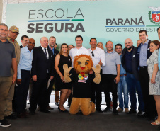 O programa Escola Segura, iniciativa do Governo do Paraná para ampliar a proteção de alunos e professores da rede estadual, está implantado em 40 colégios estaduais da Grande Curitiba, contando com 77 policiais militares da reserva. O lançamento oficial na região foi feito nesta quarta-feira (11) pelo governador Carlos Massa Ratinho Junior. No Paraná, o programa já beneficia alunos e professores de 71 colégios estaduais e conta com a atuação de 126 policiais militares.
