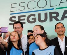 O programa Escola Segura, iniciativa do Governo do Paraná para ampliar a proteção de alunos e professores da rede estadual, está implantado em 40 colégios estaduais da Grande Curitiba, contando com 77 policiais militares da reserva. O lançamento oficial na região foi feito nesta quarta-feira (11) pelo governador Carlos Massa Ratinho Junior. No Paraná, o programa já beneficia alunos e professores de 71 colégios estaduais e conta com a atuação de 126 policiais militares.