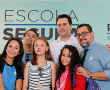 O programa Escola Segura, iniciativa do Governo do Paraná para ampliar a proteção de alunos e professores da rede estadual, está implantado em 40 colégios estaduais da Grande Curitiba, contando com 77 policiais militares da reserva. O lançamento oficial na região foi feito nesta quarta-feira (11) pelo governador Carlos Massa Ratinho Junior. No Paraná, o programa já beneficia alunos e professores de 71 colégios estaduais e conta com a atuação de 126 policiais militares.