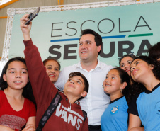 O programa Escola Segura, iniciativa do Governo do Paraná para ampliar a proteção de alunos e professores da rede estadual, está implantado em 40 colégios estaduais da Grande Curitiba, contando com 77 policiais militares da reserva. O lançamento oficial na região foi feito nesta quarta-feira (11) pelo governador Carlos Massa Ratinho Junior. No Paraná, o programa já beneficia alunos e professores de 71 colégios estaduais e conta com a atuação de 126 policiais militares.