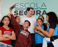 O programa Escola Segura, iniciativa do Governo do Paraná para ampliar a proteção de alunos e professores da rede estadual, está implantado em 40 colégios estaduais da Grande Curitiba, contando com 77 policiais militares da reserva. O lançamento oficial na região foi feito nesta quarta-feira (11) pelo governador Carlos Massa Ratinho Junior. No Paraná, o programa já beneficia alunos e professores de 71 colégios estaduais e conta com a atuação de 126 policiais militares.