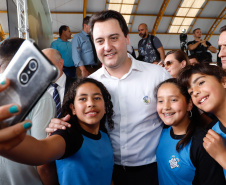 O programa Escola Segura, iniciativa do Governo do Paraná para ampliar a proteção de alunos e professores da rede estadual, está implantado em 40 colégios estaduais da Grande Curitiba, contando com 77 policiais militares da reserva. O lançamento oficial na região foi feito nesta quarta-feira (11) pelo governador Carlos Massa Ratinho Junior. No Paraná, o programa já beneficia alunos e professores de 71 colégios estaduais e conta com a atuação de 126 policiais militares.