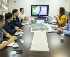 A conquista da autonomia para administrar os próprios contratos de exploração de áreas dos portos organizados, pela empresa pública Portos do Paraná, está servindo de exemplo para os demais portos do país. Com um mês de assinatura do novo convênio de delegação, a administração paranaense está recebendo equipes de outros terminais.