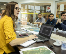 A conquista da autonomia para administrar os próprios contratos de exploração de áreas dos portos organizados, pela empresa pública Portos do Paraná, está servindo de exemplo para os demais portos do país. Com um mês de assinatura do novo convênio de delegação, a administração paranaense está recebendo equipes de outros terminais.