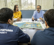A conquista da autonomia para administrar os próprios contratos de exploração de áreas dos portos organizados, pela empresa pública Portos do Paraná, está servindo de exemplo para os demais portos do país. Com um mês de assinatura do novo convênio de delegação, a administração paranaense está recebendo equipes de outros terminais.