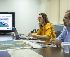 A conquista da autonomia para administrar os próprios contratos de exploração de áreas dos portos organizados, pela empresa pública Portos do Paraná, está servindo de exemplo para os demais portos do país. Com um mês de assinatura do novo convênio de delegação, a administração paranaense está recebendo equipes de outros terminais.