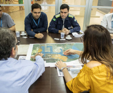 A conquista da autonomia para administrar os próprios contratos de exploração de áreas dos portos organizados, pela empresa pública Portos do Paraná, está servindo de exemplo para os demais portos do país. Com um mês de assinatura do novo convênio de delegação, a administração paranaense está recebendo equipes de outros terminais.