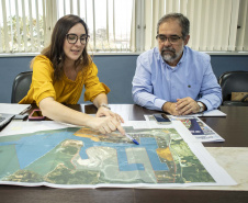 A conquista da autonomia para administrar os próprios contratos de exploração de áreas dos portos organizados, pela empresa pública Portos do Paraná, está servindo de exemplo para os demais portos do país. Com um mês de assinatura do novo convênio de delegação, a administração paranaense está recebendo equipes de outros terminais.