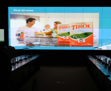 O governador Carlos Massa Ratinho Jr, reuniu-se com empresários da empresa Tirol, que anunciaram investimentos no município de Ipiranga. Presentes: prefeito de Ipiranga, Luiz Carlos Blum; secretário de Infraestrutura e Logística, Sandro Alex; diretor presidente da APD, Eduardo Bekin; gerente de projetos da Tirol, Maicon Spada; diretor industrial, Adalberto Rofner e diretor comercial da Tirol, Carlos Dresch.Curitiba, 11-09-19.Foto: Arnaldo Alves / AEN.
