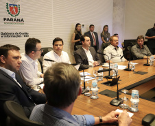 O governador Carlos Massa Ratinho Jr, reuniu-se com empresários da empresa Tirol, que anunciaram investimentos no município de Ipiranga. Presentes: prefeito de Ipiranga, Luiz Carlos Blum; secretário de Infraestrutura e Logística, Sandro Alex; diretor presidente da APD, Eduardo Bekin; gerente de projetos da Tirol, Maicon Spada; diretor industrial, Adalberto Rofner e diretor comercial da Tirol, Carlos Dresch.Curitiba, 11-09-19.Foto: Arnaldo Alves / AEN.
