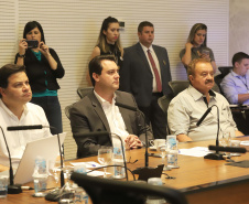 O governador Carlos Massa Ratinho Jr, reuniu-se com empresários da empresa Tirol, que anunciaram investimentos no município de Ipiranga. Presentes: prefeito de Ipiranga, Luiz Carlos Blum; secretário de Infraestrutura e Logística, Sandro Alex; diretor presidente da APD, Eduardo Bekin; gerente de projetos da Tirol, Maicon Spada; diretor industrial, Adalberto Rofner e diretor comercial da Tirol, Carlos Dresch.Curitiba, 11-09-19.Foto: Arnaldo Alves / AEN.