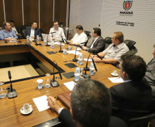 O governador Carlos Massa Ratinho Jr, reuniu-se com empresários da empresa Tirol, que anunciaram investimentos no município de Ipiranga. Presentes: prefeito de Ipiranga, Luiz Carlos Blum; secretário de Infraestrutura e Logística, Sandro Alex; diretor presidente da APD, Eduardo Bekin; gerente de projetos da Tirol, Maicon Spada; diretor industrial, Adalberto Rofner e diretor comercial da Tirol, Carlos Dresch.Curitiba, 11-09-19.Foto: Arnaldo Alves / AEN.