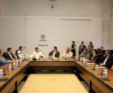 O governador Carlos Massa Ratinho Jr, reuniu-se com empresários da empresa Tirol, que anunciaram investimentos no município de Ipiranga. Presentes: prefeito de Ipiranga, Luiz Carlos Blum; secretário de Infraestrutura e Logística, Sandro Alex; diretor presidente da APD, Eduardo Bekin; gerente de projetos da Tirol, Maicon Spada; diretor industrial, Adalberto Rofner e diretor comercial da Tirol, Carlos Dresch.Curitiba, 11-09-19.Foto: Arnaldo Alves / AEN.