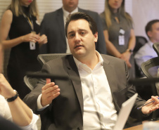 O governador Carlos Massa Ratinho Jr, reuniu-se com empresários da empresa Tirol, que anunciaram investimentos no município de Ipiranga. Presentes: prefeito de Ipiranga, Luiz Carlos Blum; secretário de Infraestrutura e Logística, Sandro Alex; diretor presidente da APD, Eduardo Bekin; gerente de projetos da Tirol, Maicon Spada; diretor industrial, Adalberto Rofner e diretor comercial da Tirol, Carlos Dresch.Curitiba, 11-09-19.Foto: Arnaldo Alves / AEN.
