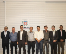 O governador Carlos Massa Ratinho Jr, reuniu-se com empresários da empresa Tirol, que anunciaram investimentos no município de Ipiranga. Presentes: prefeito de Ipiranga, Luiz Carlos Blum; secretário de Infraestrutura e Logística, Sandro Alex; diretor presidente da APD, Eduardo Bekin; gerente de projetos da Tirol, Maicon Spada; diretor industrial, Adalberto Rofner e diretor comercial da Tirol, Carlos Dresch.Curitiba, 11-09-19.Foto: Arnaldo Alves / AEN.