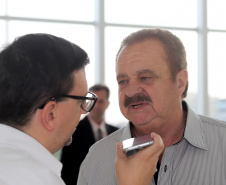 O governador Carlos Massa Ratinho Jr, reuniu-se com empresários da empresa Tirol, que anunciaram investimentos no município de Ipiranga. Presentes: prefeito de Ipiranga, Luiz Carlos Blum; secretário de Infraestrutura e Logística, Sandro Alex; diretor presidente da APD, Eduardo Bekin; gerente de projetos da Tirol, Maicon Spada; diretor industrial, Adalberto Rofner e diretor comercial da Tirol, Carlos Dresch. N/F: prefeito de Ipiranga, Luiz Carlos Blum.Curitiba, 11-09-19.Foto: Arnaldo Alves / AEN.