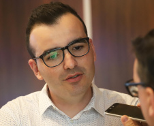 O governador Carlos Massa Ratinho Jr, reuniu-se com empresários da empresa Tirol, que anunciaram investimentos no município de Ipiranga. Presentes: prefeito de Ipiranga, Luiz Carlos Blum; secretário de Infraestrutura e Logística, Sandro Alex; diretor presidente da APD, Eduardo Bekin; gerente de projetos da Tirol, Maicon Spada; diretor industrial, Adalberto Rofner e diretor comercial da Tirol, Carlos Dresch. N/F: diretor de projetos da Tirol, Maicon Spada.Curitiba, 11-09-19.Foto: Arnaldo Alves / AEN.