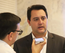 O governador Carlos Massa Ratinho Jr, reuniu-se com empresários da empresa Tirol, que anunciaram investimentos no município de Ipiranga. Presentes: prefeito de Ipiranga, Luiz Carlos Blum; secretário de Infraestrutura e Logística, Sandro Alex; diretor presidente da APD, Eduardo Bekin; gerente de projetos da Tirol, Maicon Spada; diretor industrial, Adalberto Rofner e diretor comercial da Tirol, Carlos Dresch.Curitiba, 11-09-19.Foto: Arnaldo Alves / AEN.