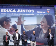 O governador Carlos Massa Ratinho Junior lançou nesta quarta-feira (11), em Curitiba, o programa Educa Juntos, iniciativa da Secretaria de Estado da Educação e do Esporte para apoiar os municípios e melhorar os índices de aprendizagem e alfabetização dos estudantes paranaenses desde a educação infantil. Foto: Gilson Abreu/AEN