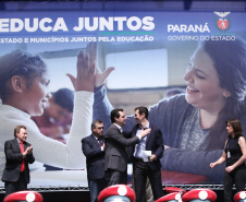 O governador Carlos Massa Ratinho Junior lançou nesta quarta-feira (11), em Curitiba, o programa Educa Juntos, iniciativa da Secretaria de Estado da Educação e do Esporte para apoiar os municípios e melhorar os índices de aprendizagem e alfabetização dos estudantes paranaenses desde a educação infantil. Foto: Gilson Abreu/AEN