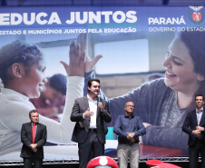 O governador Carlos Massa Ratinho Junior lançou nesta quarta-feira (11), em Curitiba, o programa Educa Juntos, iniciativa da Secretaria de Estado da Educação e do Esporte para apoiar os municípios e melhorar os índices de aprendizagem e alfabetização dos estudantes paranaenses desde a educação infantil. Foto: Gilson Abreu/AEN
