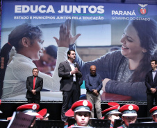 O governador Carlos Massa Ratinho Junior lançou nesta quarta-feira (11), em Curitiba, o programa Educa Juntos, iniciativa da Secretaria de Estado da Educação e do Esporte para apoiar os municípios e melhorar os índices de aprendizagem e alfabetização dos estudantes paranaenses desde a educação infantil. Foto: Gilson Abreu/AEN