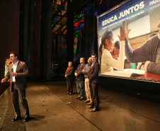 O governador Carlos Massa Ratinho Junior lançou nesta quarta-feira (11), em Curitiba, o programa Educa Juntos, iniciativa da Secretaria de Estado da Educação e do Esporte para apoiar os municípios e melhorar os índices de aprendizagem e alfabetização dos estudantes paranaenses desde a educação infantil. Foto: Gilson Abreu/AEN