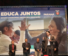O governador Carlos Massa Ratinho Junior lançou nesta quarta-feira (11), em Curitiba, o programa Educa Juntos, iniciativa da Secretaria de Estado da Educação e do Esporte para apoiar os municípios e melhorar os índices de aprendizagem e alfabetização dos estudantes paranaenses desde a educação infantil. Foto: Gilson Abreu/AEN
