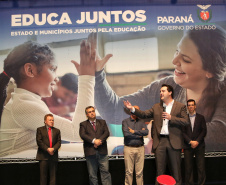 O governador Carlos Massa Ratinho Junior lançou nesta quarta-feira (11), em Curitiba, o programa Educa Juntos, iniciativa da Secretaria de Estado da Educação e do Esporte para apoiar os municípios e melhorar os índices de aprendizagem e alfabetização dos estudantes paranaenses desde a educação infantil. Foto: Gilson Abreu/AEN