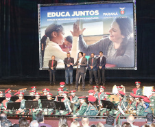 O governador Carlos Massa Ratinho Junior lançou nesta quarta-feira (11), em Curitiba, o programa Educa Juntos, iniciativa da Secretaria de Estado da Educação e do Esporte para apoiar os municípios e melhorar os índices de aprendizagem e alfabetização dos estudantes paranaenses desde a educação infantil. Foto: Gilson Abreu/AEN