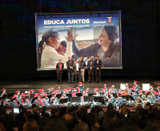 O governador Carlos Massa Ratinho Junior lançou nesta quarta-feira (11), em Curitiba, o programa Educa Juntos, iniciativa da Secretaria de Estado da Educação e do Esporte para apoiar os municípios e melhorar os índices de aprendizagem e alfabetização dos estudantes paranaenses desde a educação infantil. Foto: Gilson Abreu/AEN