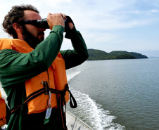 Dentro dos programas ambientais executados pela empresa Portos do Paraná nas baías de Paranaguá e Antonina, foi realizado quarta-feira (11) o monitoramento de avifauna, embarcado. Foto: Divulgação/Portos do Paraná