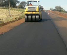 A PR-239 e a PR-317, na região Oeste, passam por serviços de conservação que vão beneficiar cerca de 50 mil pessoas. São executadas a reperfilagem, que consiste na aplicação de Concreto Betuminoso Usinado a Quente (CBUQ), e compactação desse material em pontos críticos da rodovia para resolver problemas como buracos e deformações.Foto: Divulgação/DER